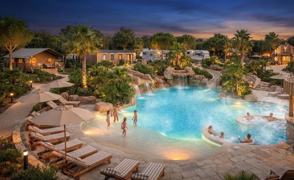 Top des campings avec piscine chauffée à grimaud pour un séjour tout confort la provence verte +31 amivac +31 coeurduvartourisme.com +31